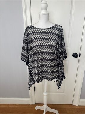 Chevron Lightweight Poncho Top in Black and White
